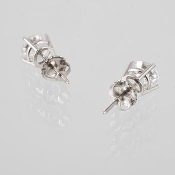 ÖRHÄNGEN, 14K vitguld med briljantslipade diamanter ca 1.75 ct. Vikt 1,2 gram.