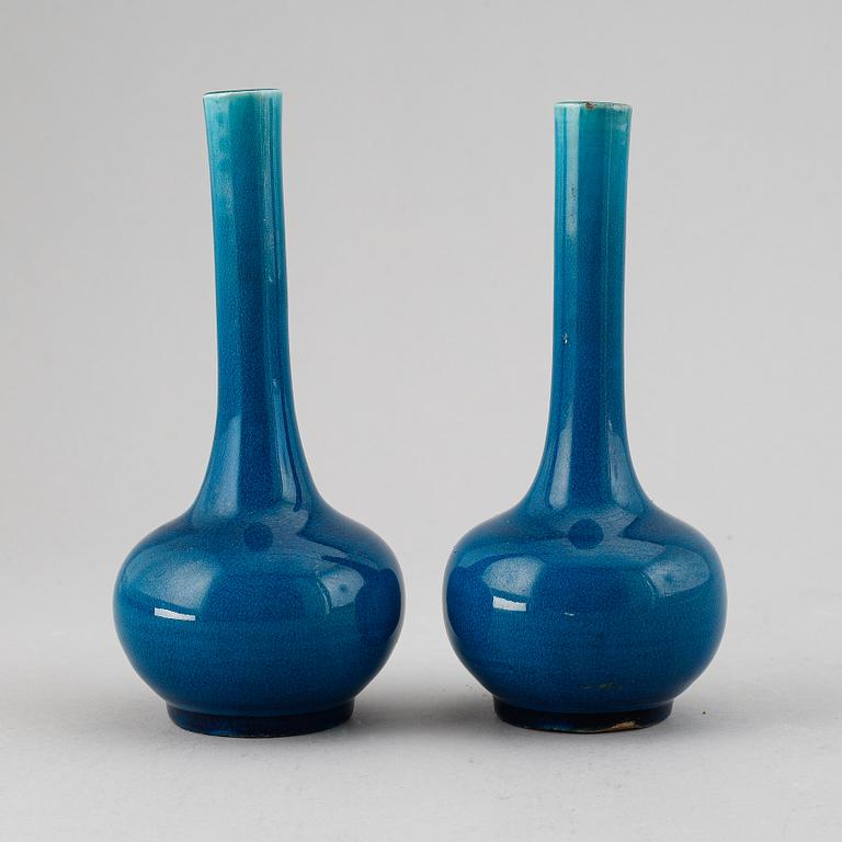 A pair of turkoise glazed vases, Qing dynasty, 19th Century.