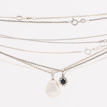 2 pendants 18K whitegold with 1 cultured pearl approx 13,5 mm and 1 sapphire approx 4x3 mm and diamonds, 5 silver chains.