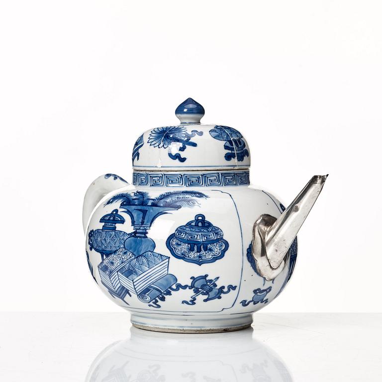 A large blue and white tea pot with cover, Qing dynasty, Kangxi (1662-1722).