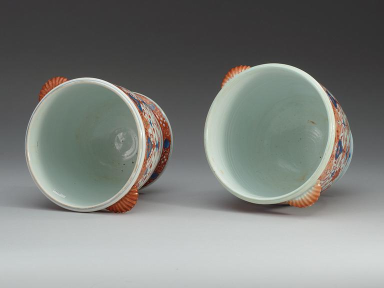 VINKYLARE, två stycken, porslin. Qing dynastin, 1700-talets början.