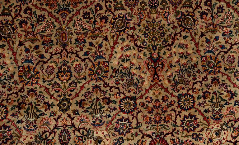 A carpet, semi-antique Kashan, ca 422 x 321 cm.