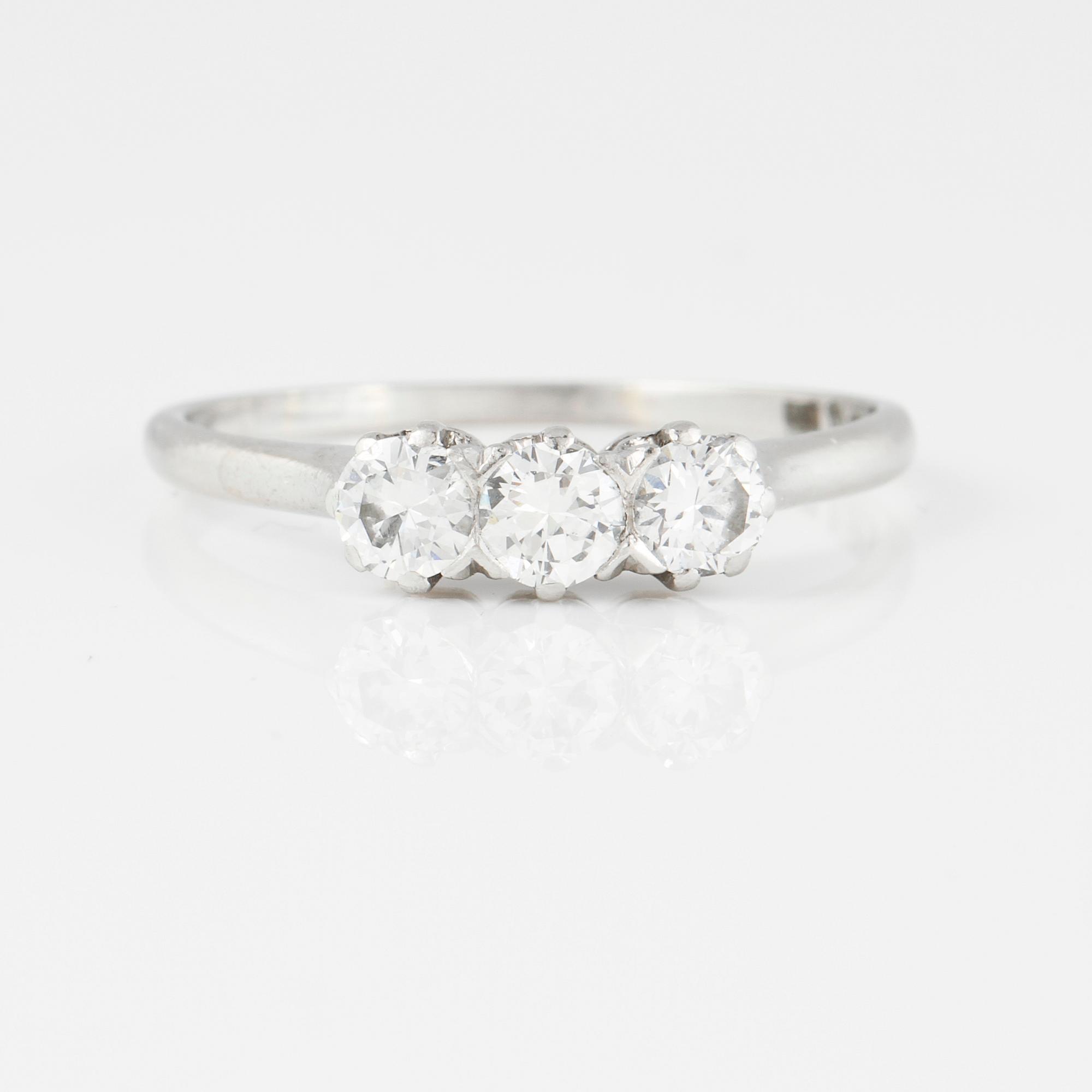 RING, 18K vitguld med 3 briljantslipade diamanter 0.51 ct, kattfotstämplad. Vikt 2,8 gram.