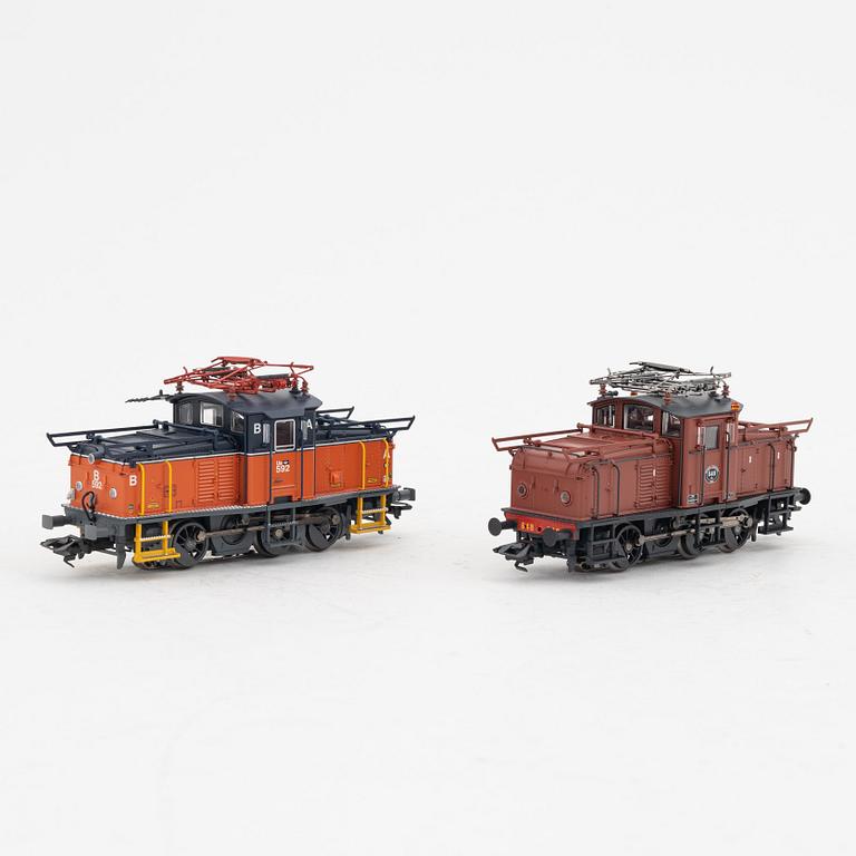 Märklin, two electrical locomotives, model no 36335 and 36337, gauge H0, in boxes.