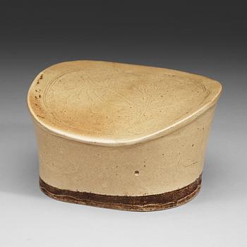 A Cizhou ware headrest, Yuan/Ming dynasty (1271-1644).