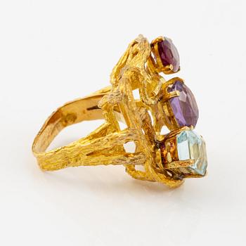An H. Stern ring in 18K gold with faceted coloured gemstones.