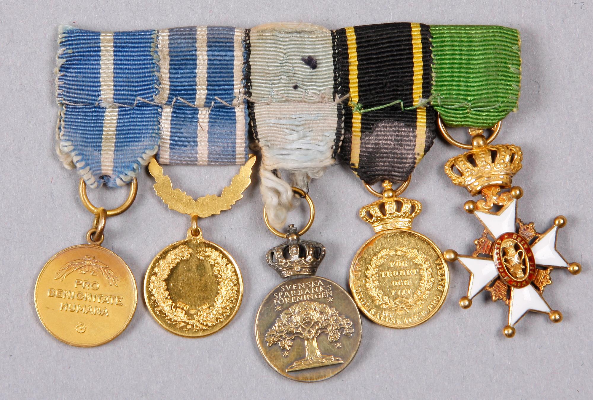 MINIATYRTECKEN PÅ SLÄPSPÄNNE, 5 st, silver resp guld 23 K, bla Kungl Vasaorden. 1900-talets första hälft.
