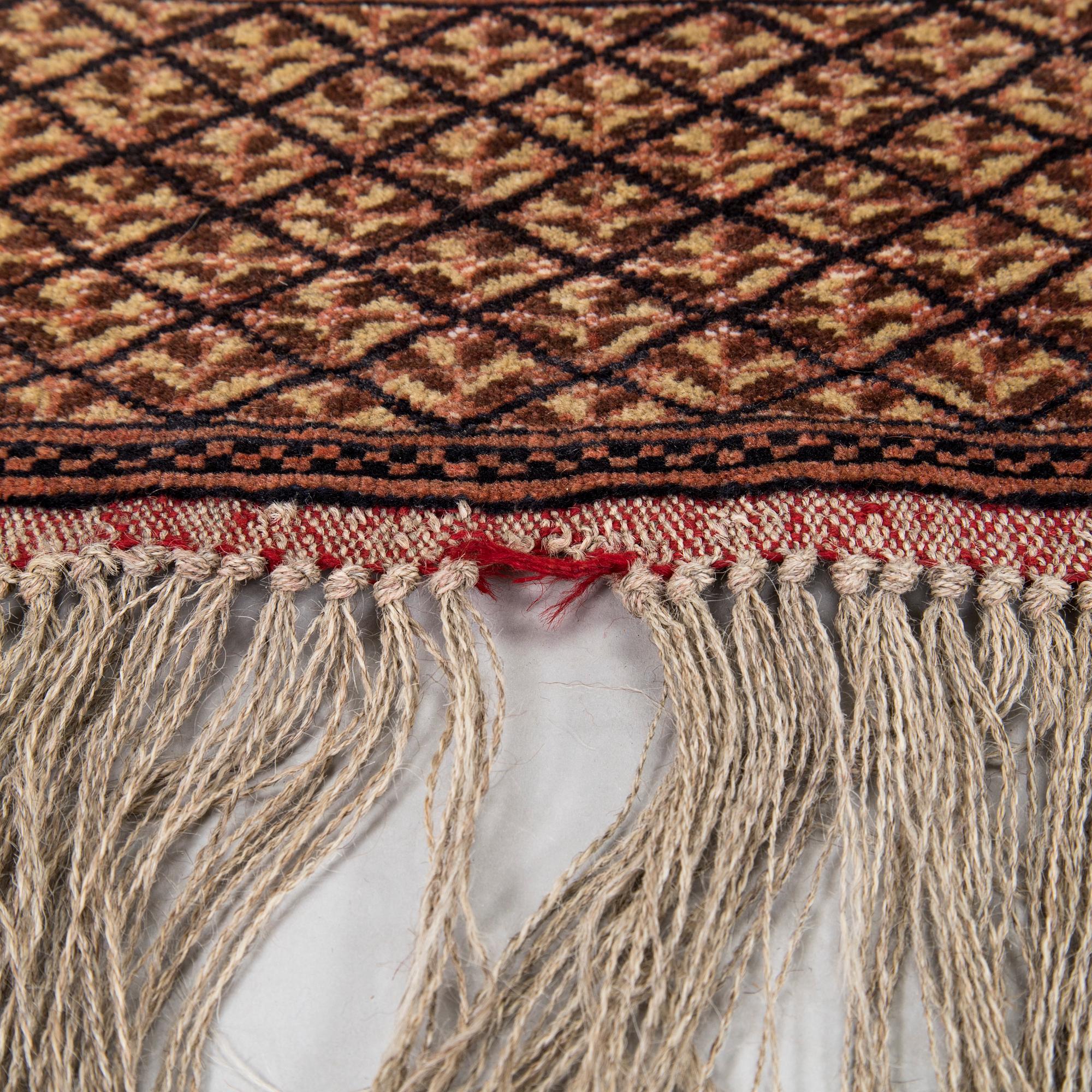 A Tekke patterned semiantik oriental carpet, 185x120 cm.