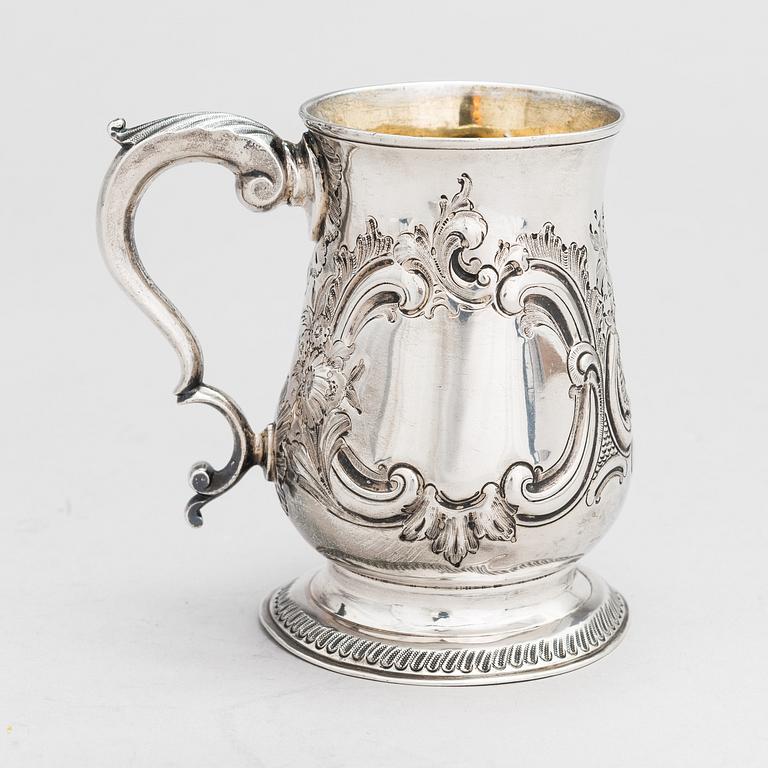 A sterling silver mug, maker's mark of John King, London 1775.