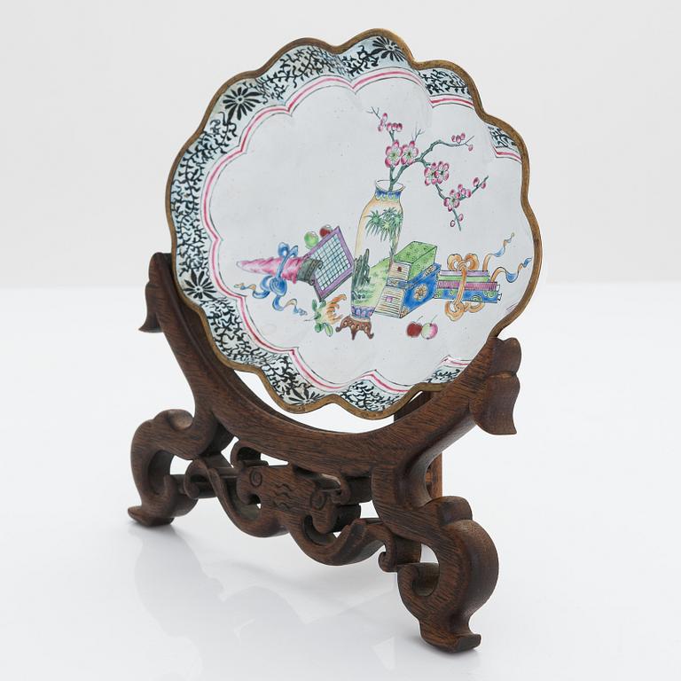 Fat, emaljerad mässing, Qingdynastin, 1800-talets slut.