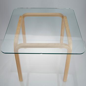 BORD MED GLASSKIVA, Y805C. Alvar Aalto, Artek. Modellen formgiven 1945.