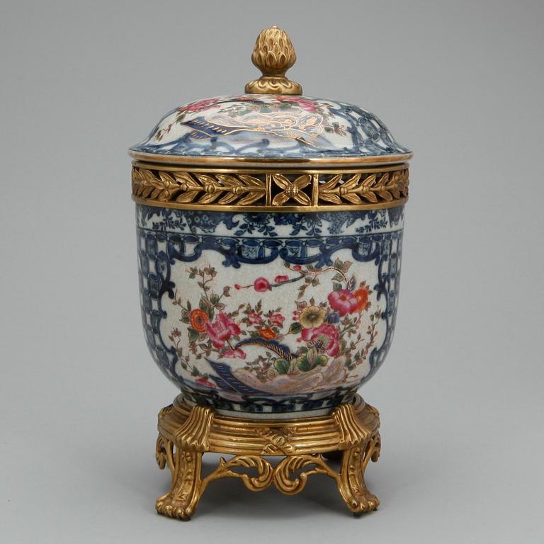 LOCKURNA, porslin samt mässing, 1900-tal.