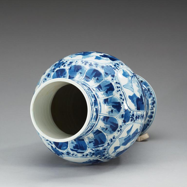 A large blue and white vase, Qing dynasty, Kangxi (1662-1722).