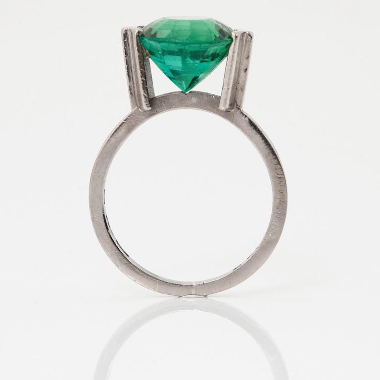 Wiwen Nilsson, an 18 k white gold ring with a facet cut turmaline, Lund 1958.
