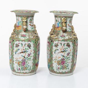 Vaser, ett par, porslin, Kanton, Kina, Qingdynastin, 1800-tal.