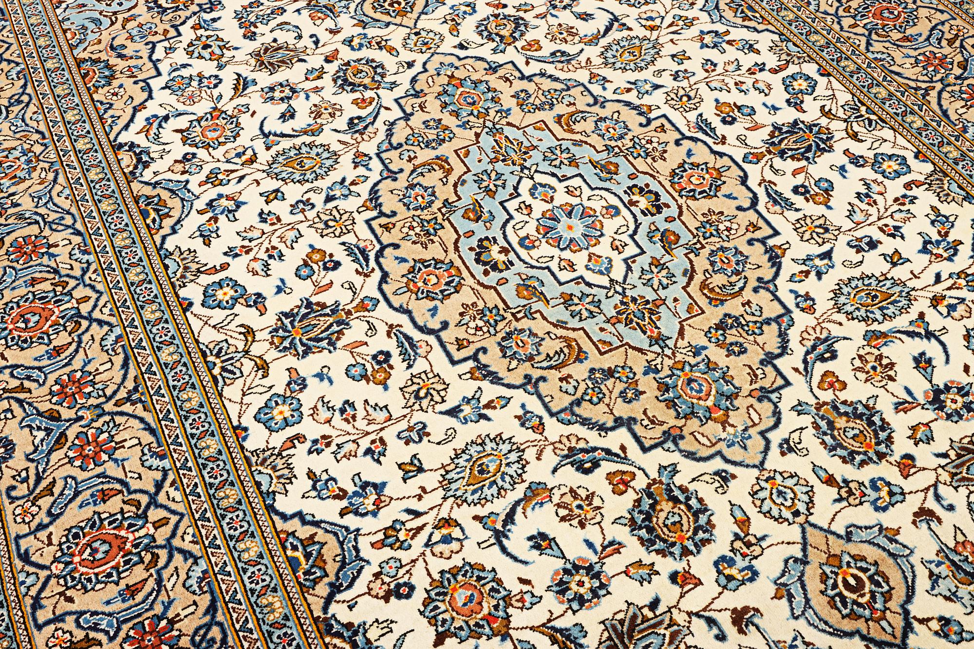 A Kashan carpet, a. 306 x 197 cm.