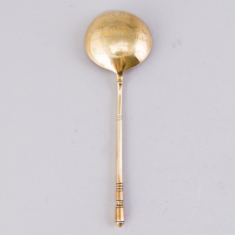 SYLTSKED, förgyllt silver, Alexander B. Lyubavin, Sankt Petersburg, 1910-tal, Ryssland.