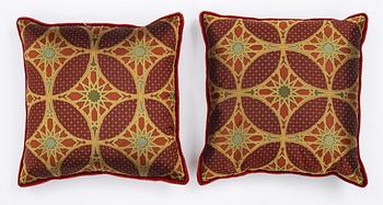 Kuddar, ett par, mönstrad vinröd textil från Silk Gallery.
