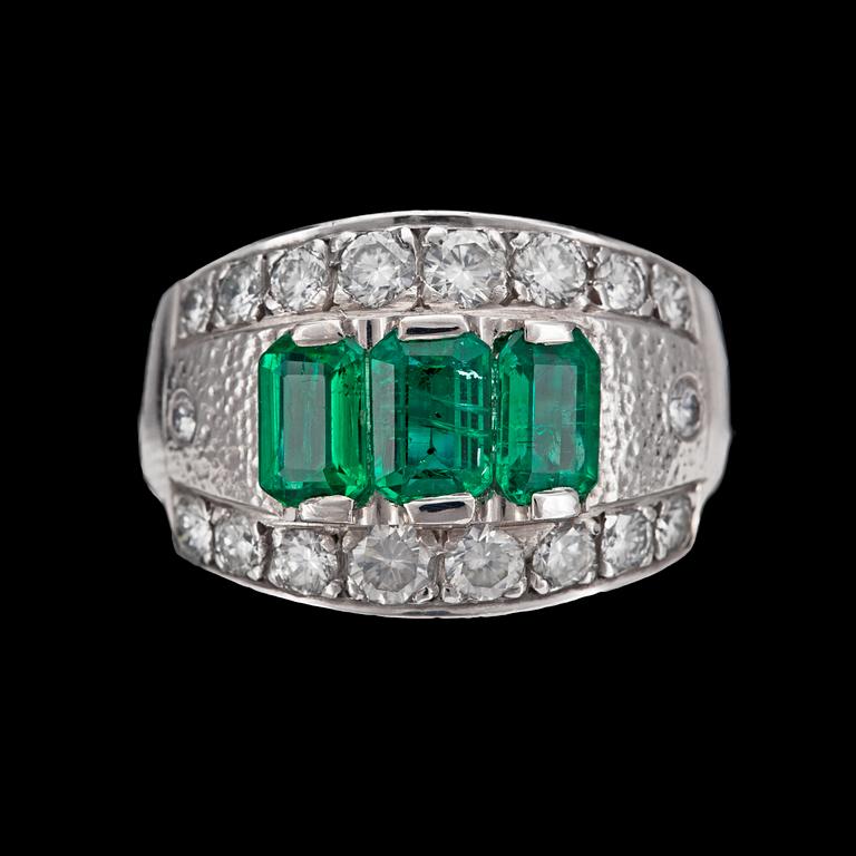 RING, tre smaragder med briljantslipade diamanter, tot. ca 1.10 ct.