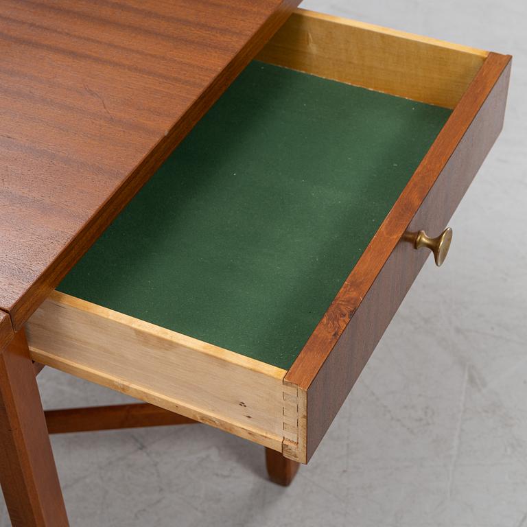A mahogany veneered gate-leg table, second half of the 20th Century.