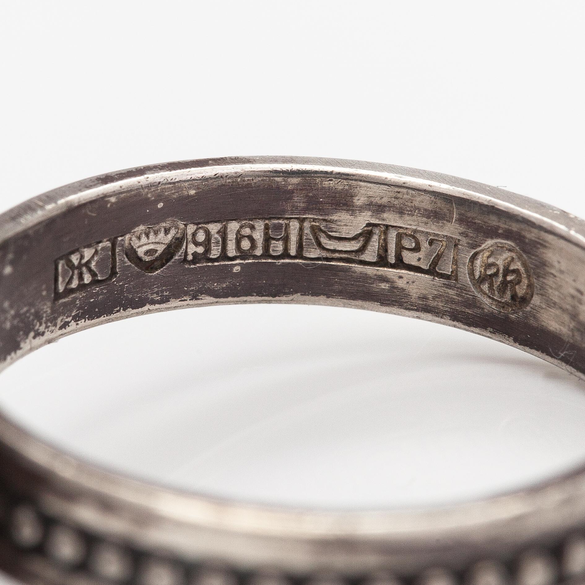 Kai Lindström, Brosch, ring och örhängen, silver, granit. Kalevala Koru, Helsingfors 1968.