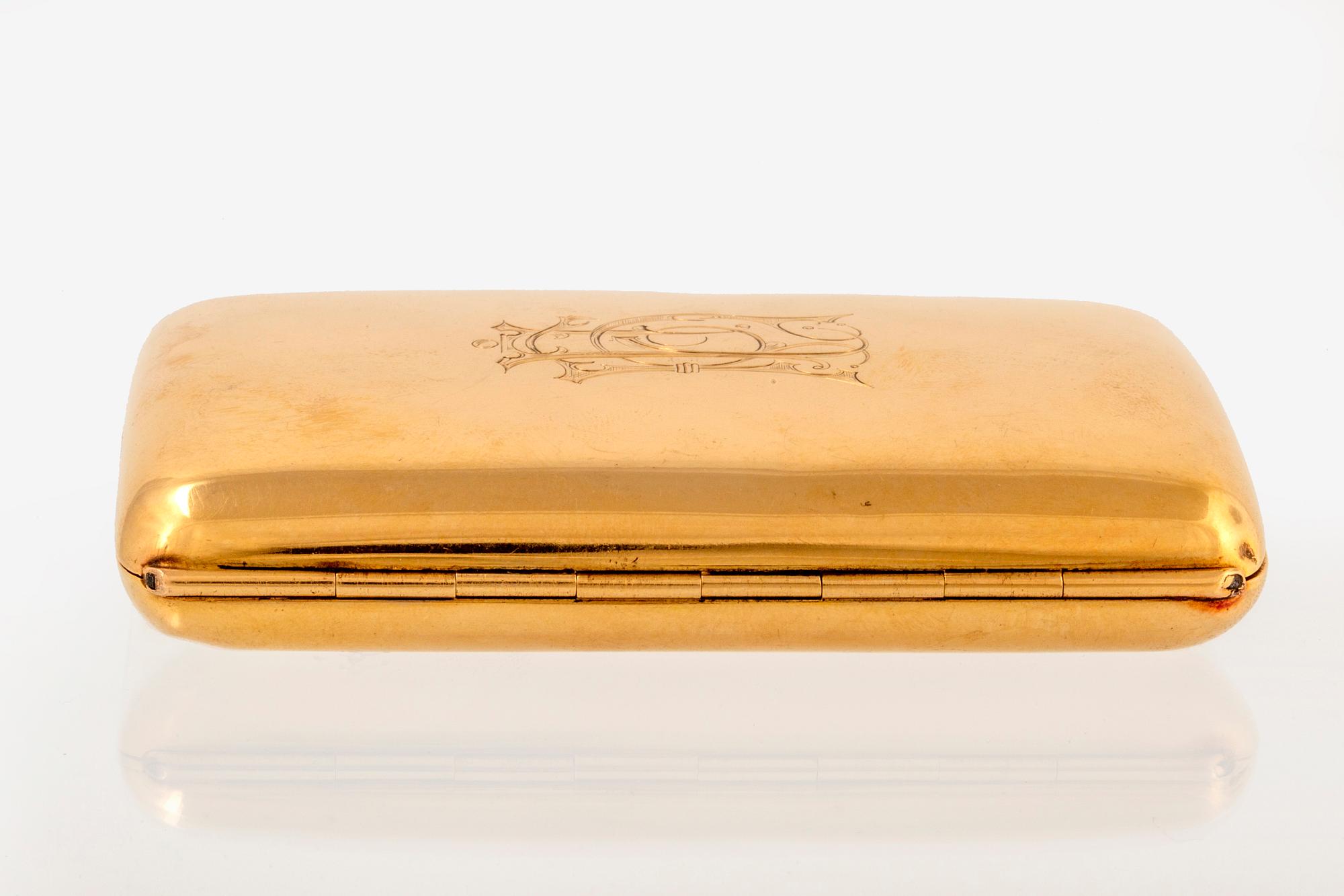A 18 carat gold cigarette case from G Dahlgren & Co, Malmö 1912.