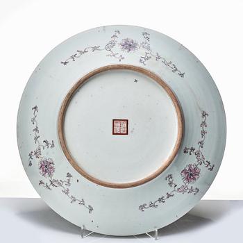 A large famille rose charger, late Qing dynasty.