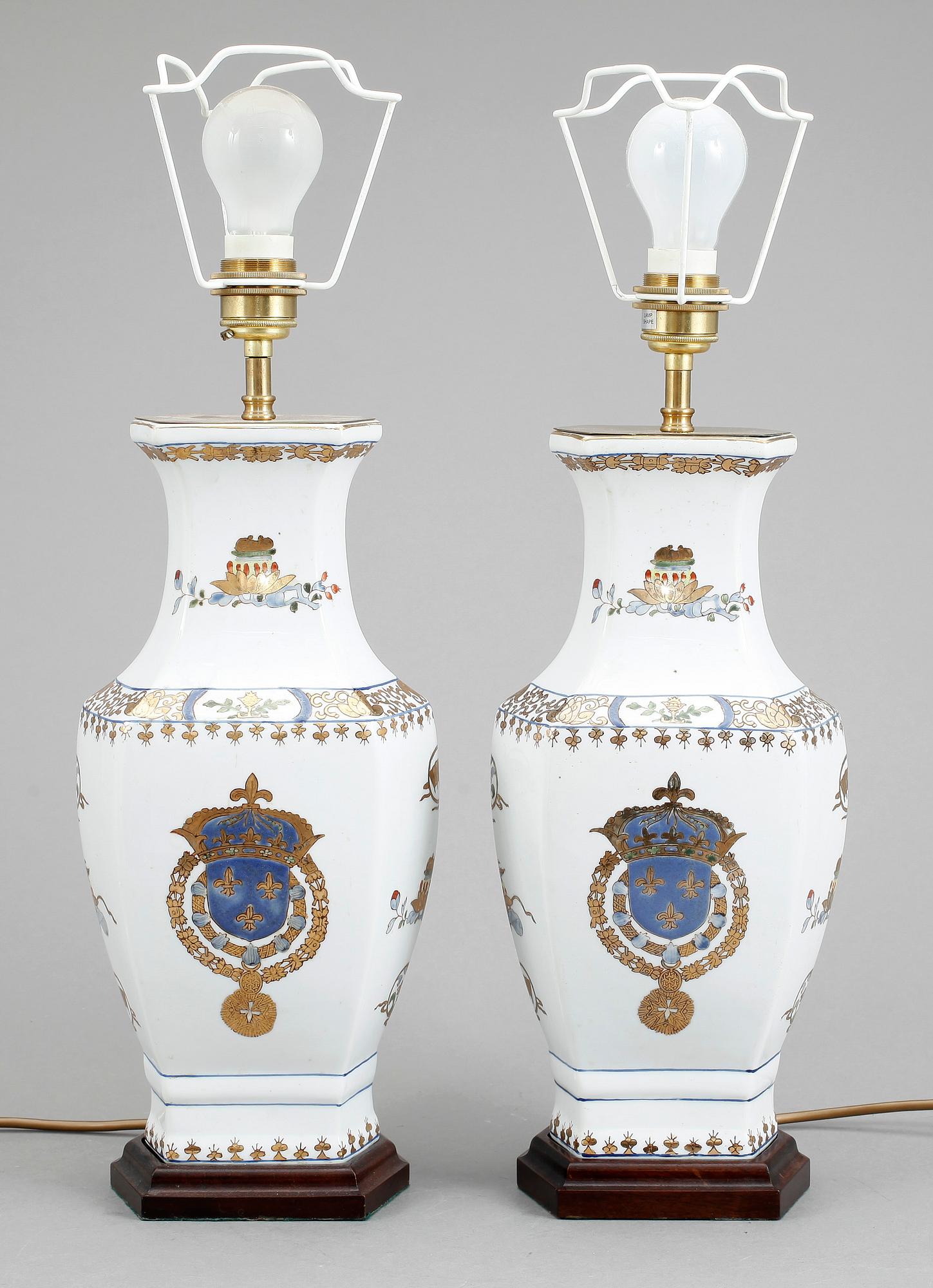 BORDSLAMPOR, ett par, porslin, sannolikt Frankrike, 1900-tal.