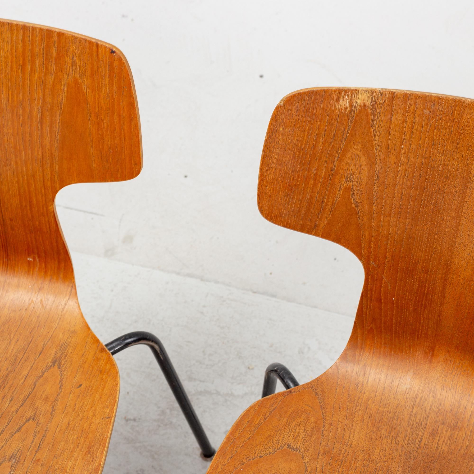 Arne Jacobsen, a pair of model '3103' teak children's chairs, Fritz Hansen, Denmark, 1970.