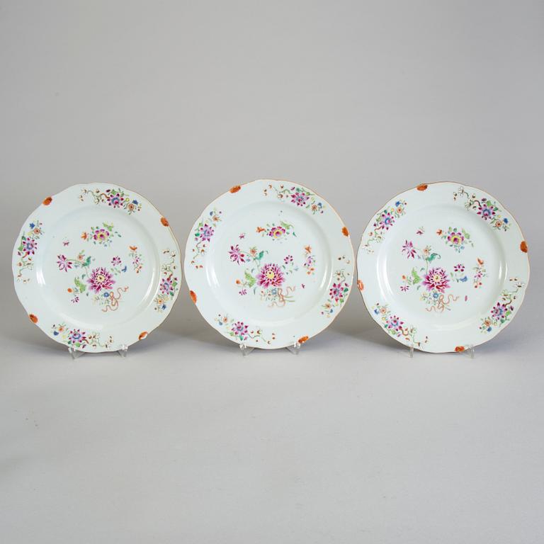 A SET OF SIX FAMILLE ROSE PLATES, Qianlong.