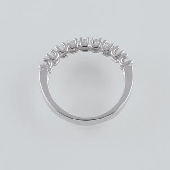 RING, 18K vitguld med 9 briljantslipade diamanter ca 0.72 ct, Milano, Italien.  Vikt 3,6 gram.