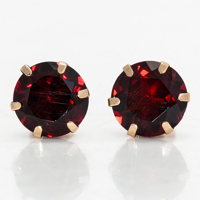 A pair of 14K gold earrings, with garnets.