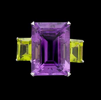 963. A stepcut amethyst, 17.37 cts, peridote and brilliant cut diamond ring.