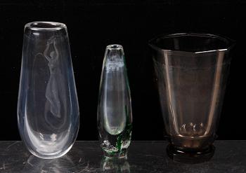 SKÅL PÅ FOT samt VASER, 3 st, glas, bl a Orrefors och Kosta, 1900-tal.