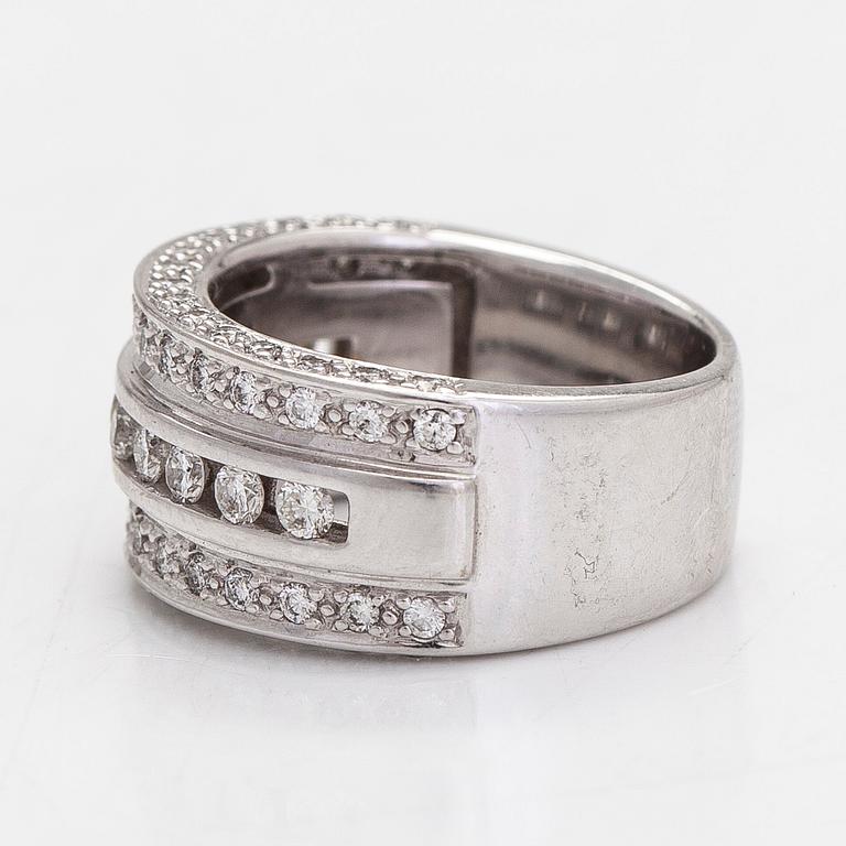 Ring, 14K vitguld, diamanter totalt ca 0.75 ct.