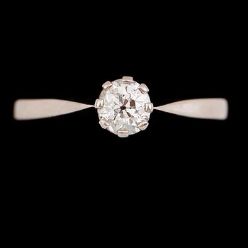 RING, 18 k vitguld, Stigbert, Stockholm 1975, briljantslipad diamant, ca 0.59 ct. Vikt 2,8 g.