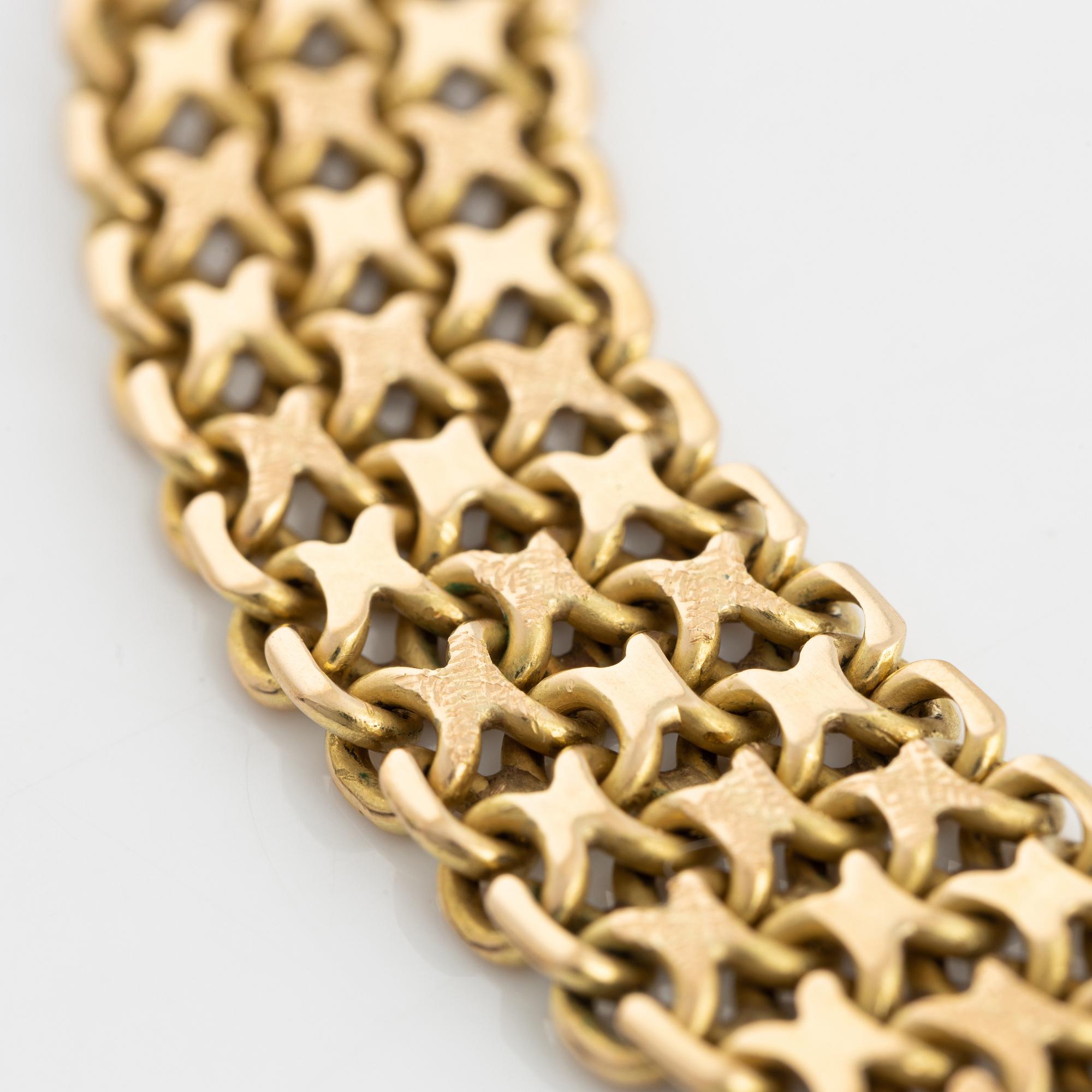 An 18K gold necklace.