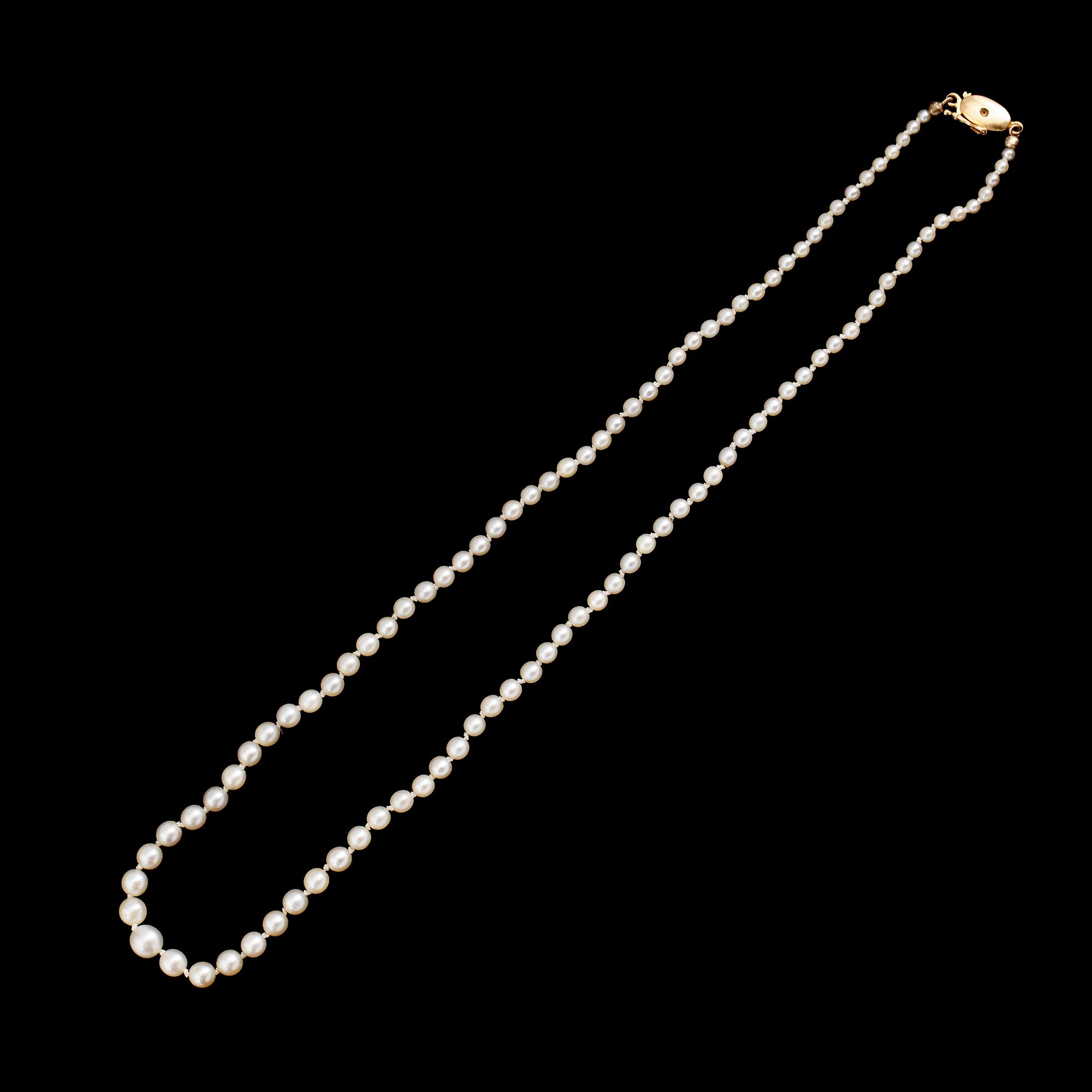 PÄRLCOLLIER, odlade doserade pärlor, lås 18 k guld.