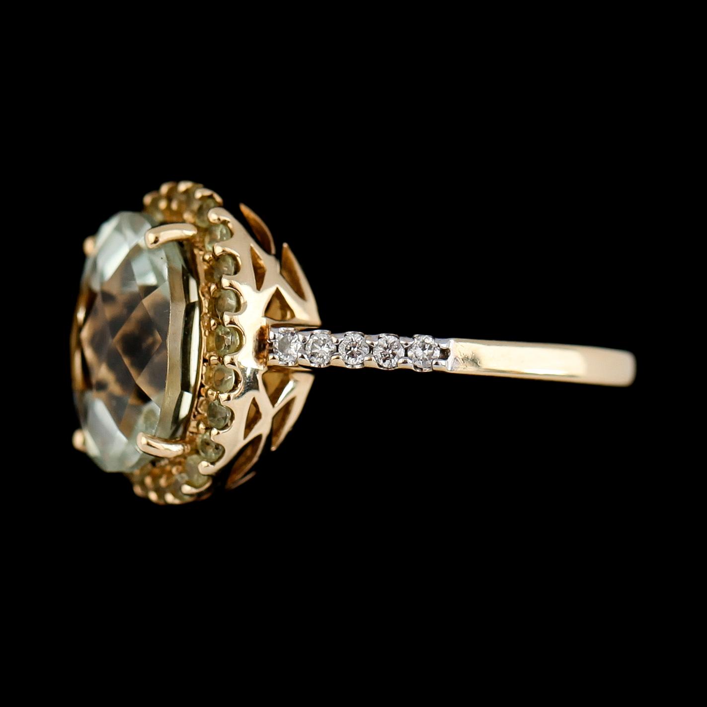 RING, 14K tvåfärgat guld, ametist, peridoter och diamanter tot ca 0.13 ct. Vikt ca 5 g.