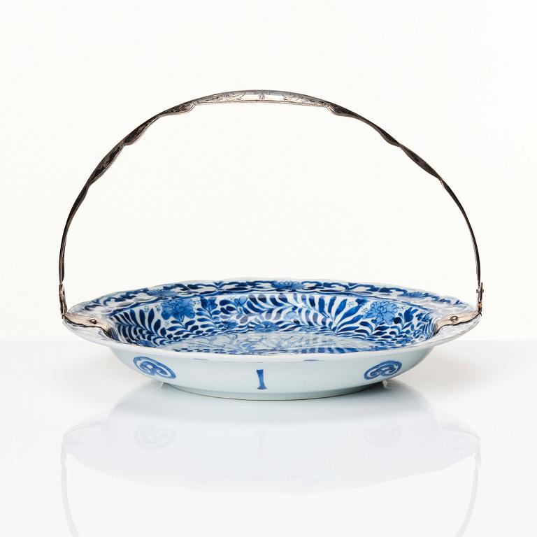 A blue and white silver mounted dish, Qing dynasty, Kangxi (1662-1722).