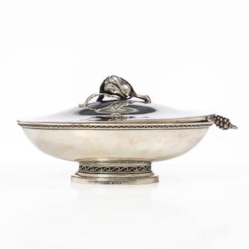 Eric Råström, lockskål, silver, Stockholm 1917, samt sked, J E Skreij, Falun 1927.