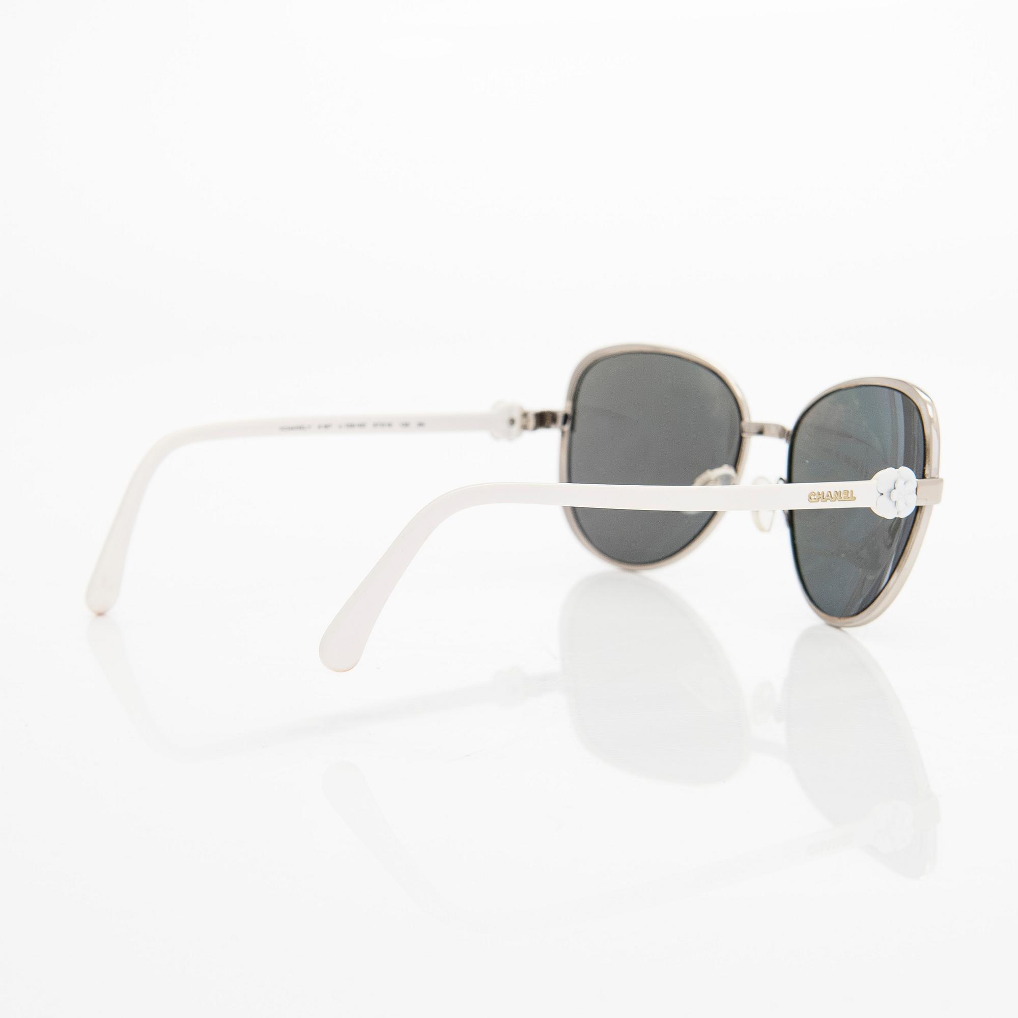 小物 CHANEL sunglasses Camellia White y2k Chanel, 'Camellia' sunglasses. - Bukowskis