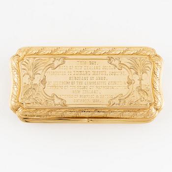 An English 18 carat gold snuff box, marks of William Summers, London 1867.