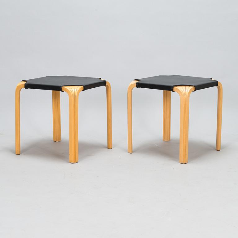 Alvar Aalto, pallar, ett par, modell X601, Artek 1900-talets senare hälft.