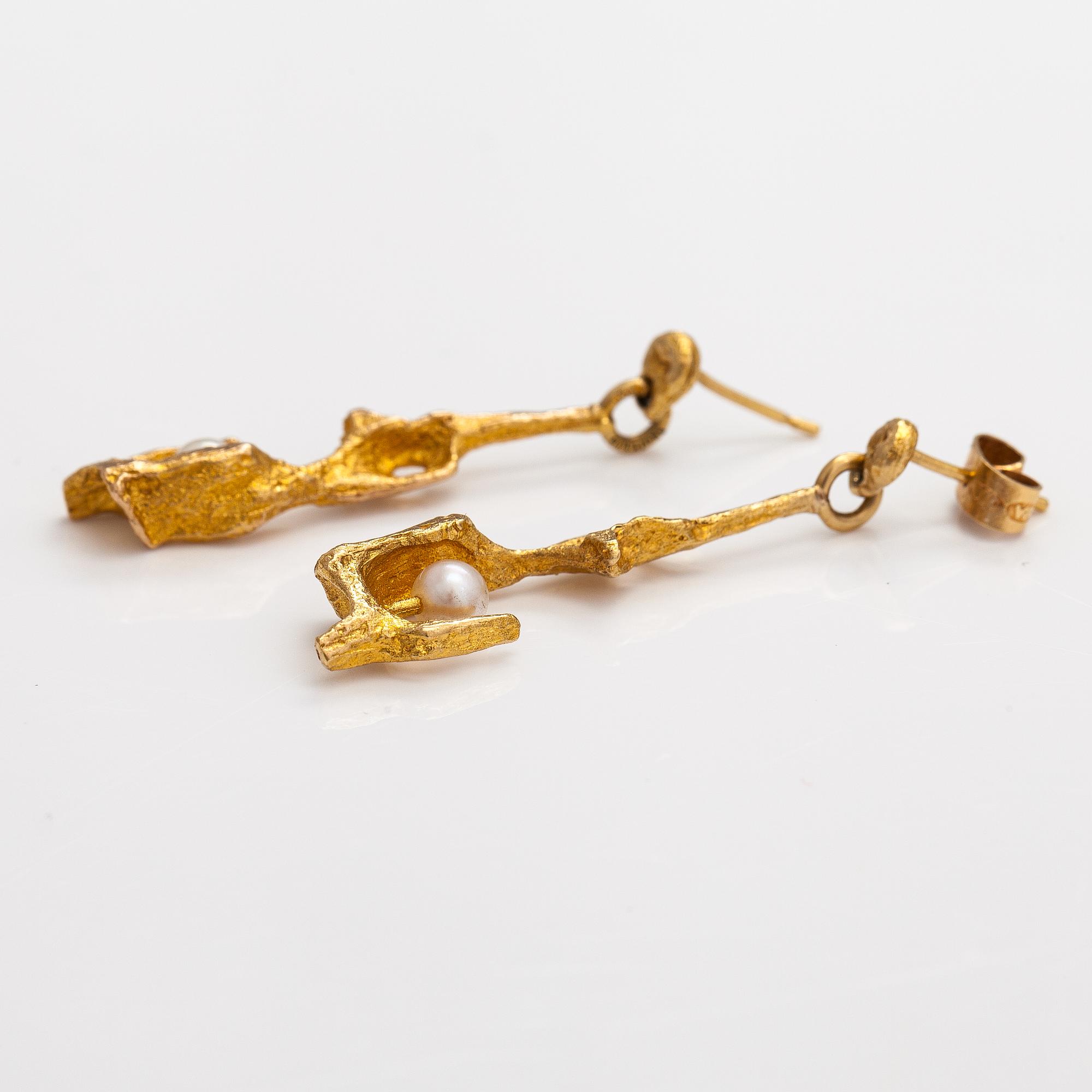 Björn Weckström, "By the springs", a pair of 18K gold and cultured pearls earrings. Lapponia 1964-1974.
