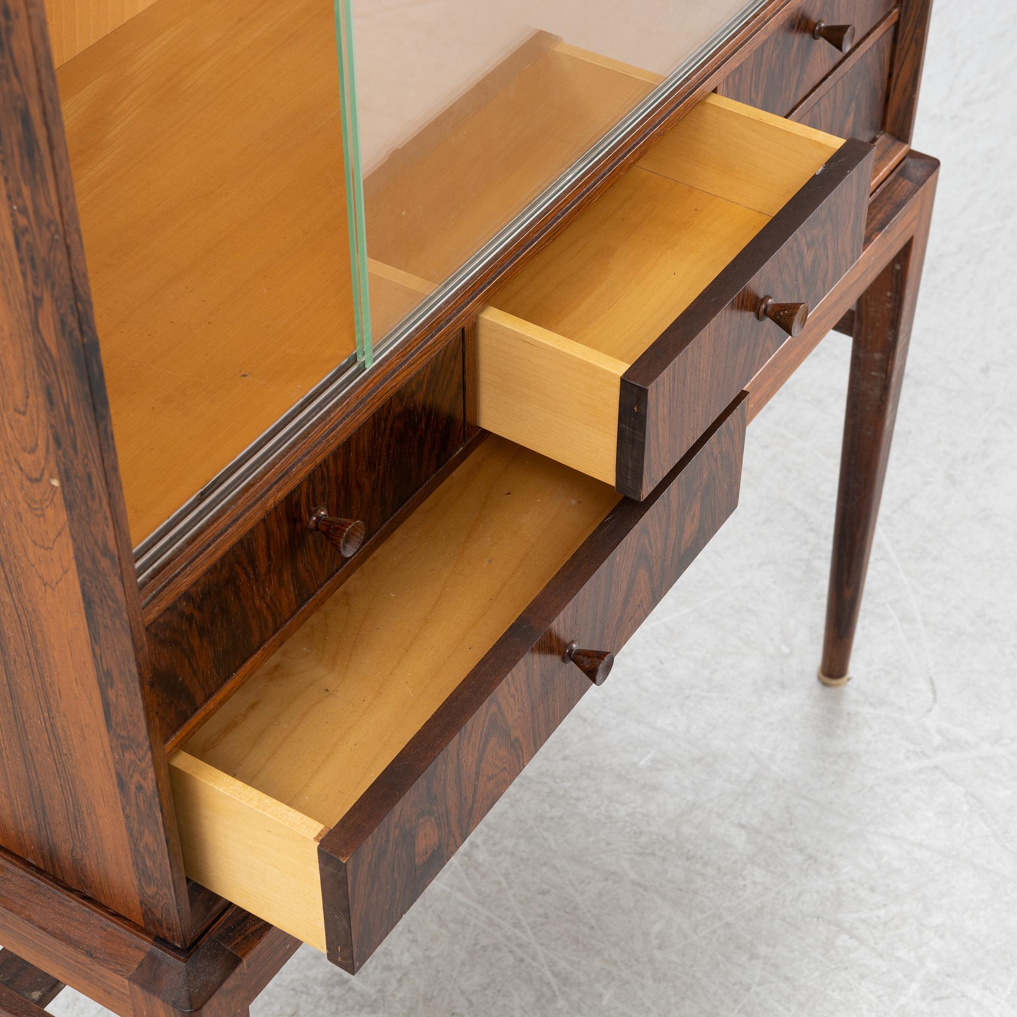 Svante Skogh, vitrinskåp, "Cortina", Seffle Möbelfabrik, formgivet omkring 1956.