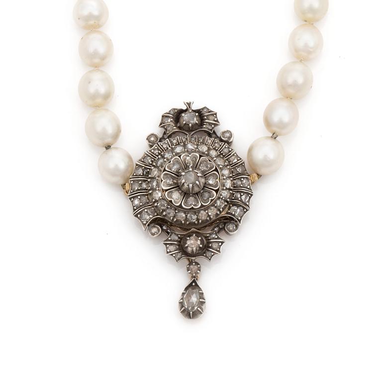 A cultured saltwater pearl necklace with a clasp, set with rose cut diamonds. Pearls ca Ø 9 mm.