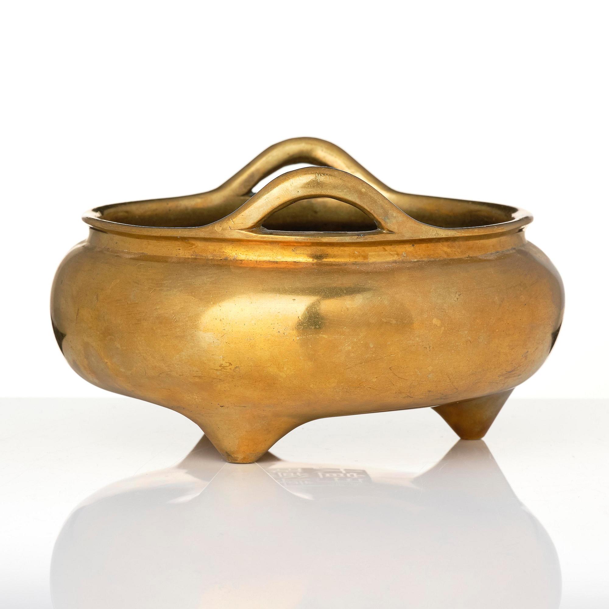 A tripod bronze censer, late Ming dynasty/early Qing dynasty.