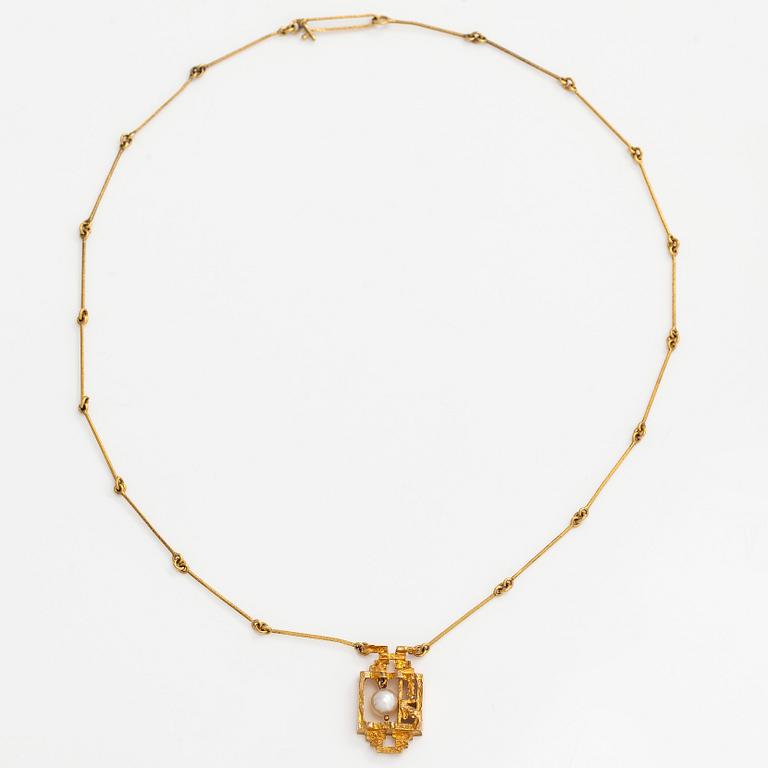 Björn Weckström, Kaulakoru "Taikahelmi", 14K kultaa ja viljelty helmi. Lapponia 1973.