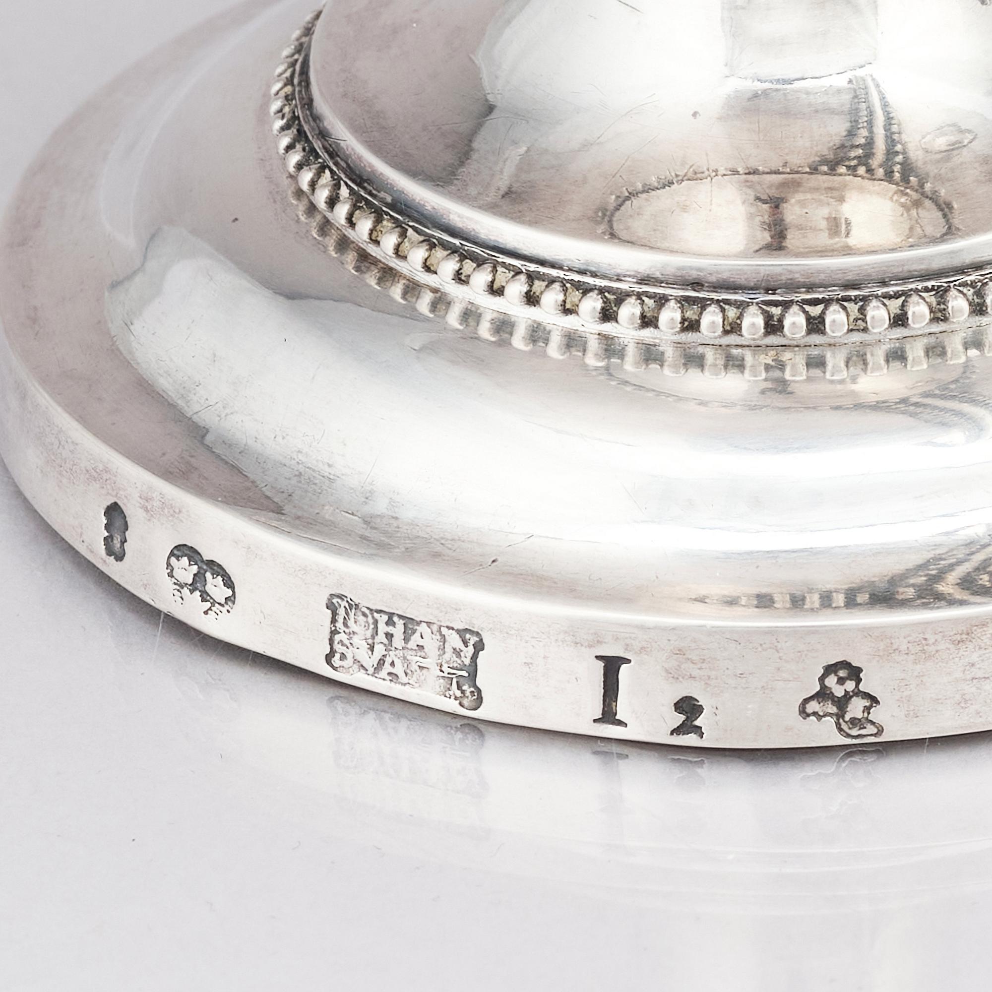 Johan Schvart, sockerskål med lock, silver, Karlskrona 1791. Strösked, silver. Gustaf Möllenborg, Stockholm 1892.